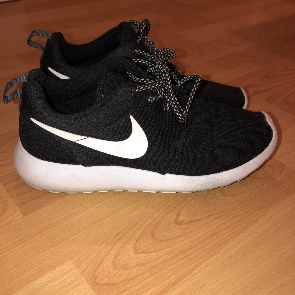 Black nike roshes